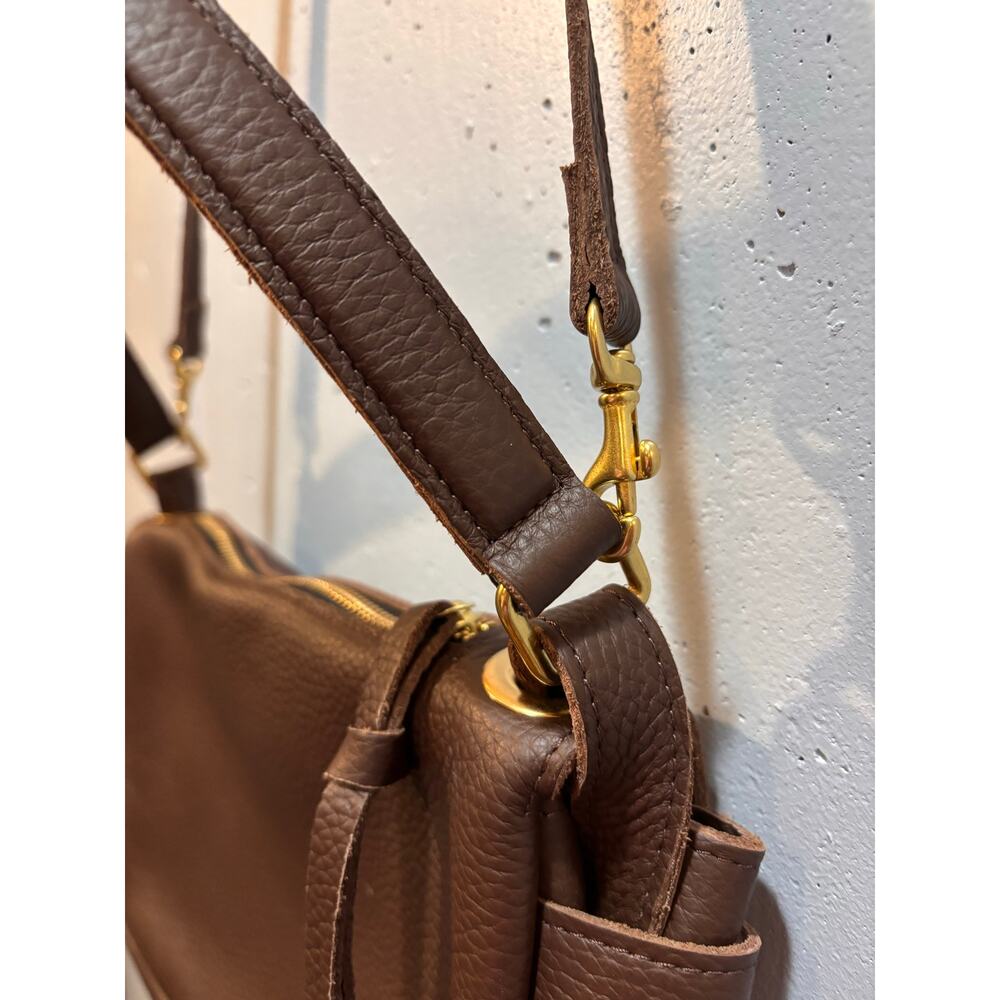 Oliveve brown pebbled soft leather hand bag shoulder bag. Flap front, extra stra - Picture 7 of 12